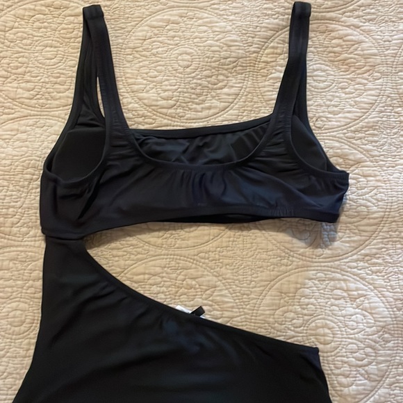 J. Crew Cutout one-piece swimsuit black size 6 VEUC SOLD OUT! - Picture 11 of 16